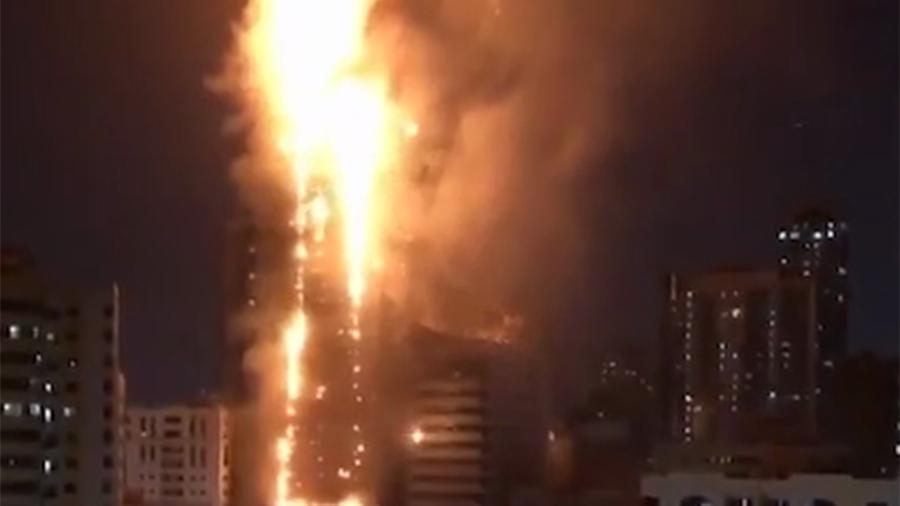 Сильный пожар произошел в небоскребе в Арабских Эмиратах
