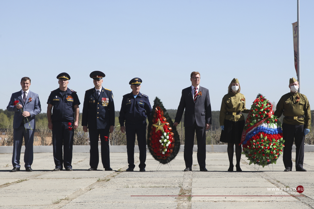 К мемориалам памяти погибших в годы Великой Отечественной войны возложили цветы