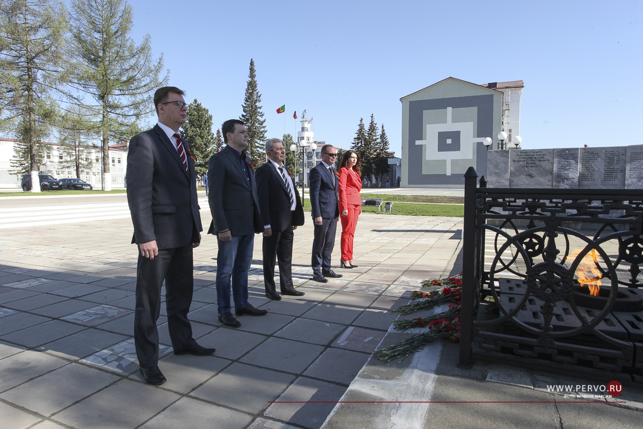 К мемориалам памяти погибших в годы Великой Отечественной войны возложили цветы