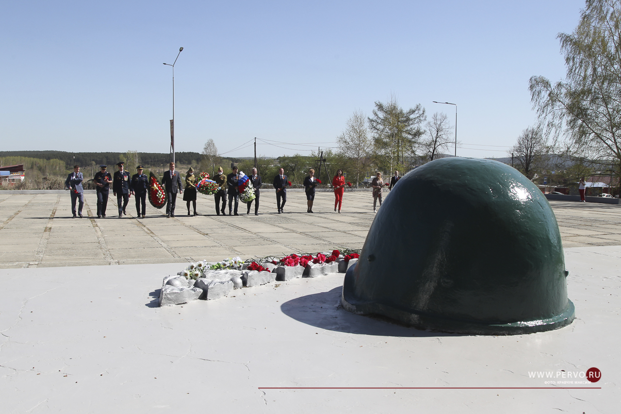 К мемориалам памяти погибших в годы Великой Отечественной войны возложили цветы