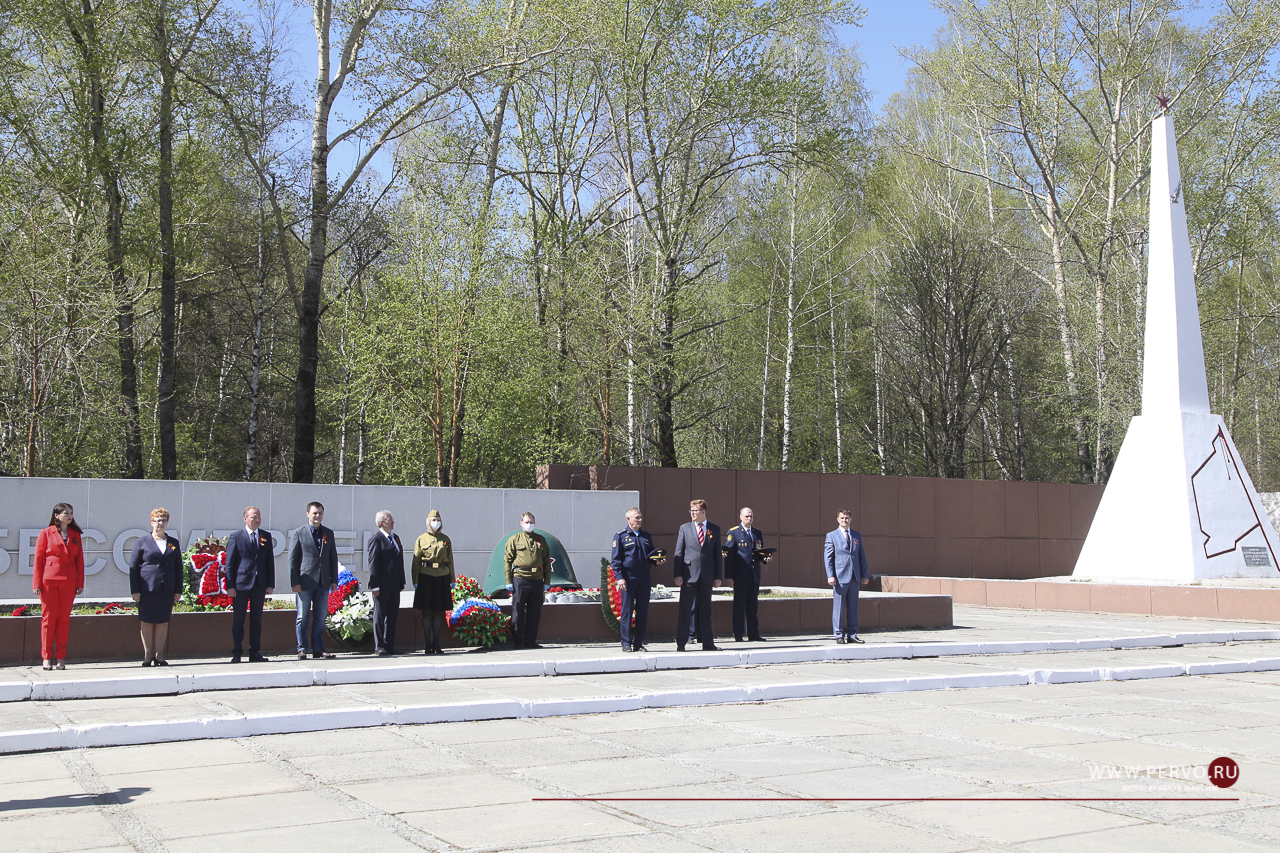 К мемориалам памяти погибших в годы Великой Отечественной войны возложили цветы