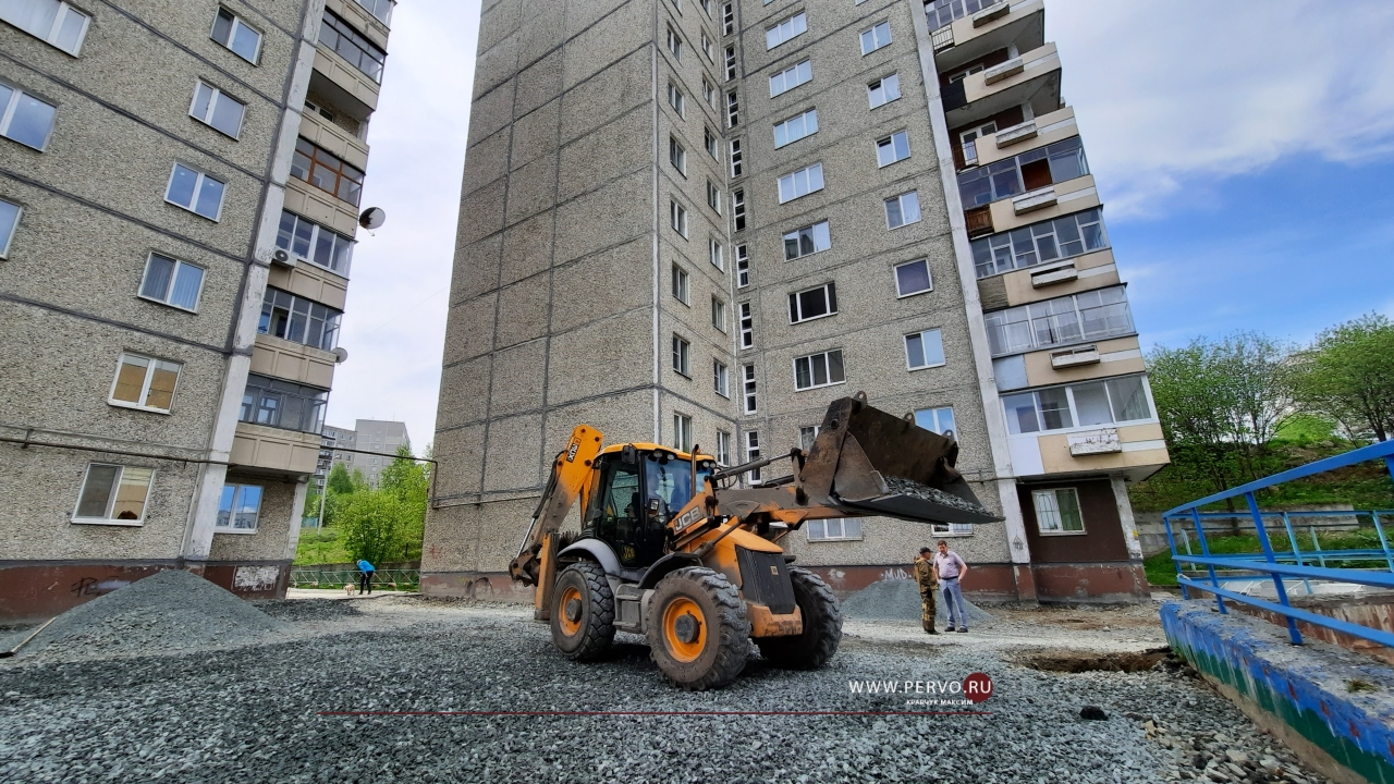 На улице Береговая проходит комплексное благоустройство двора