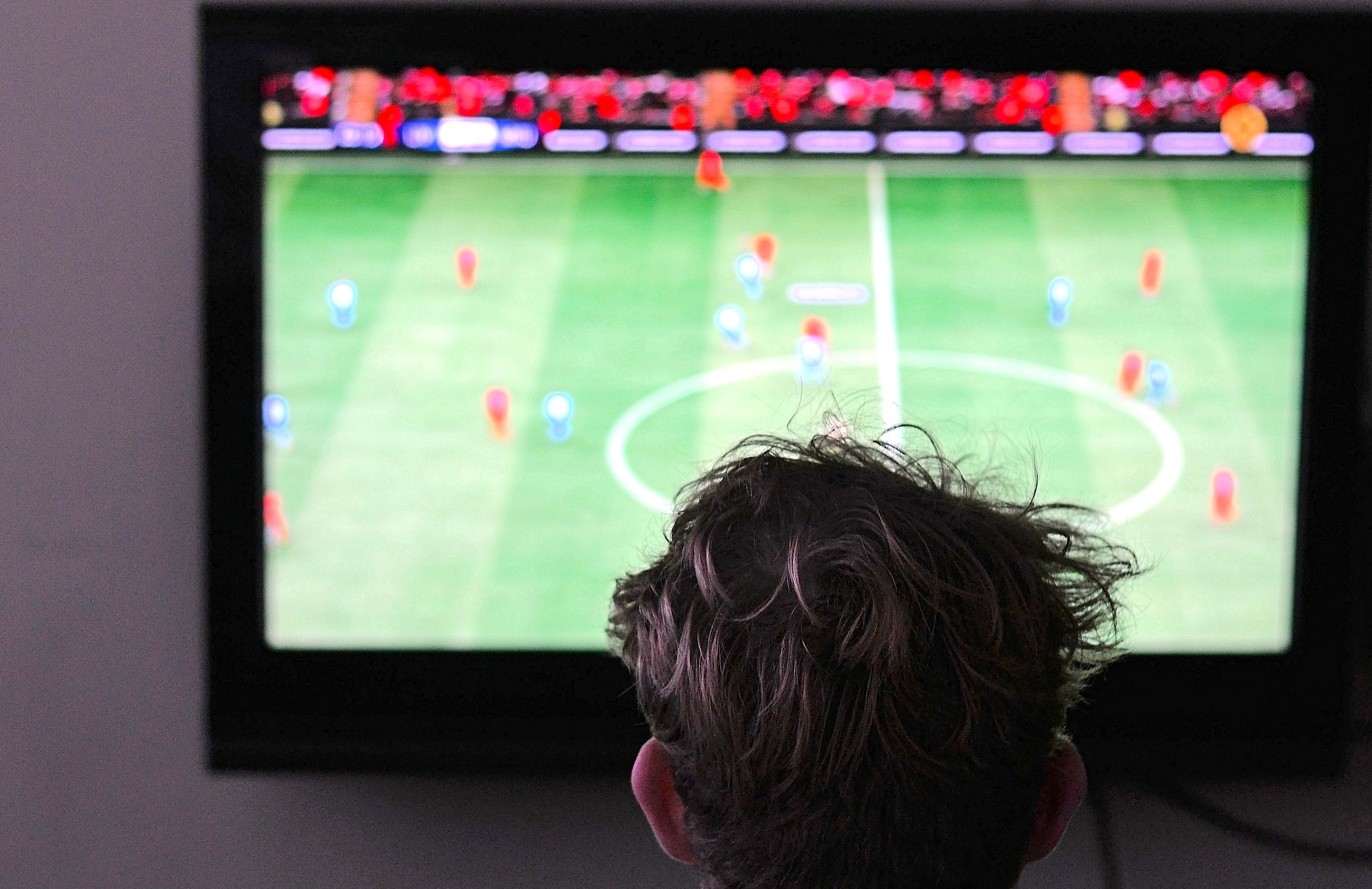 Будет футбол телевизору. Телевизор футбол. Футбол на экране телевизора. Футбол по телевизору. Футбол на телевизоре игра.