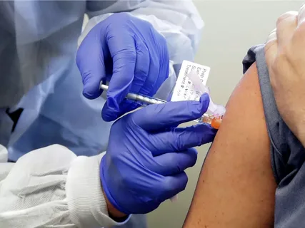 Вакцину от коронавируса успешно испытали на людях в США