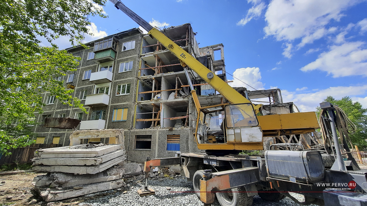 В Вересовке приступили к демонтажу разрушенных конструкций дома