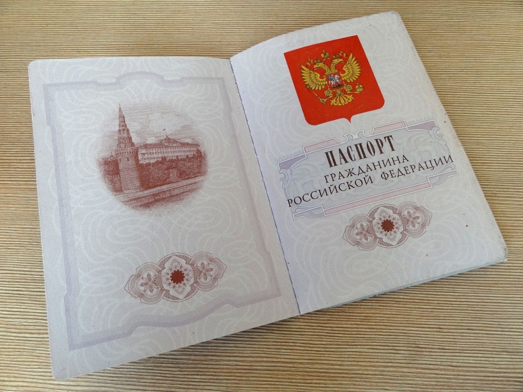 Первоуралец получил свой первый паспорт в день 70-летия