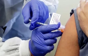 Вакцину от коронавируса успешно испытали на людях в США