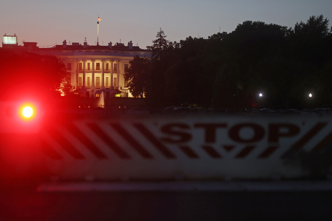 Трампа спрятали в бункере во время протестов у Белого дома