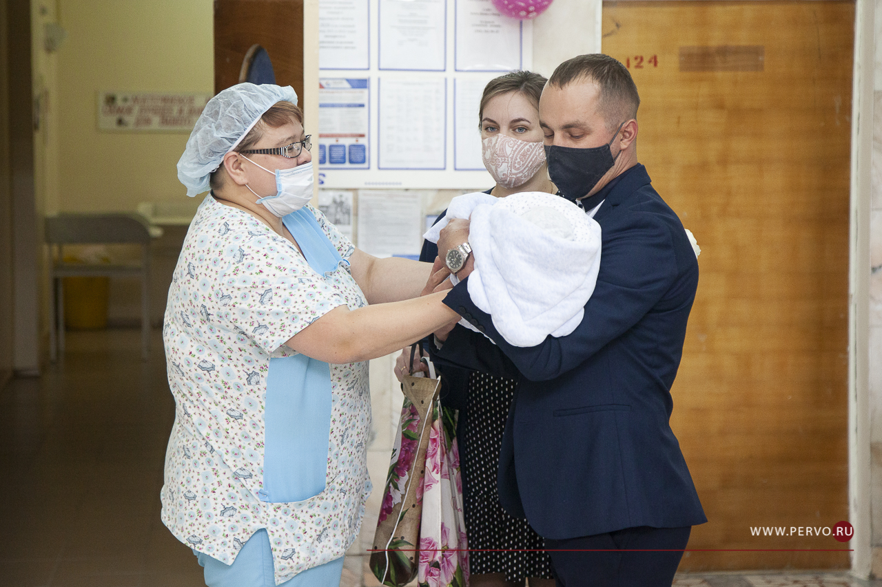 В Первоуральском роддоме в честь Дня защиты детей прошла торжественная выписка