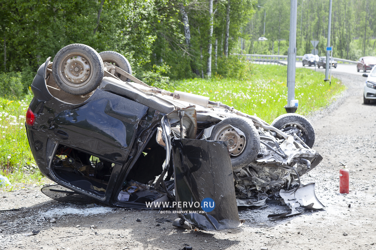 В больнице умер водитель легковушки, которая вчера перевернулась на крышу