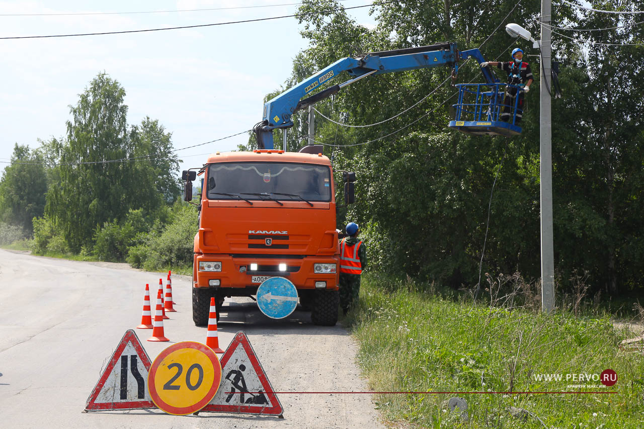 На улицах города устанавливают новые опоры уличного освещения