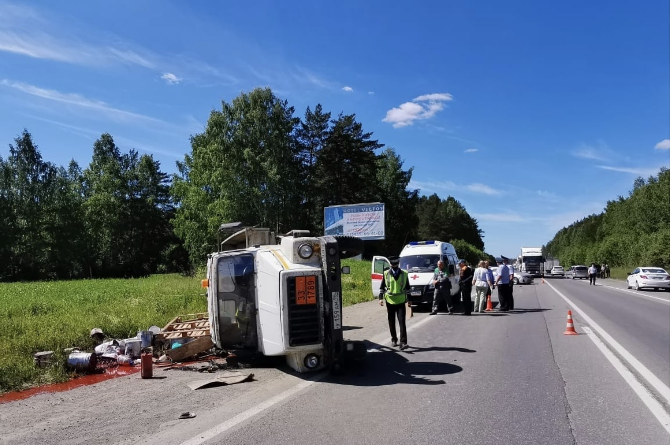 В Первоуральске заснувший водитель врезался в два легковых автомобиля и опрокинул грузовик