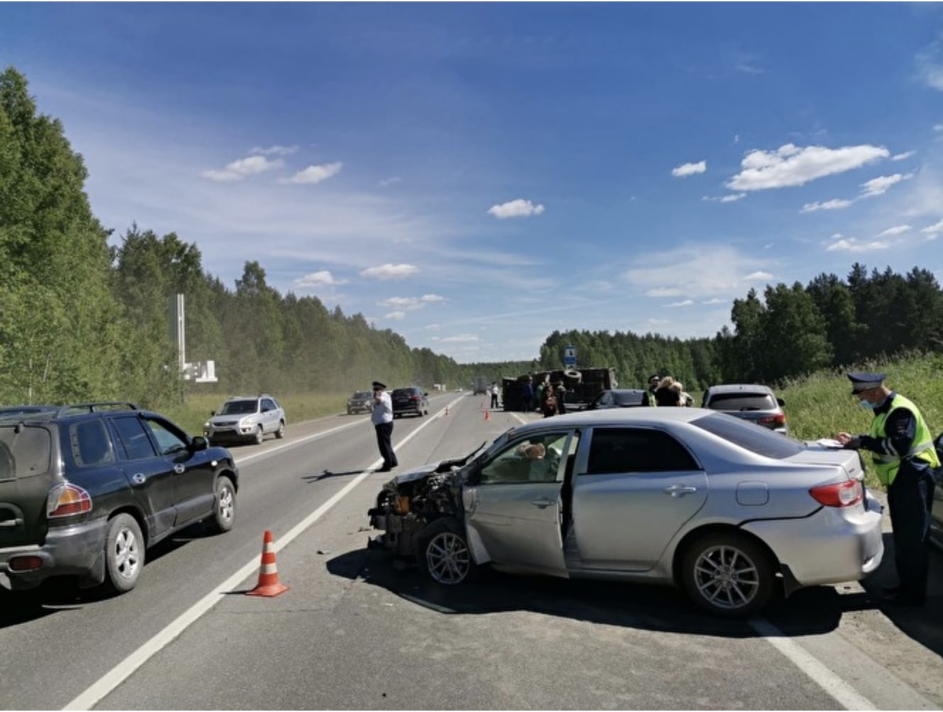 В Первоуральске заснувший водитель врезался в два легковых автомобиля и опрокинул грузовик