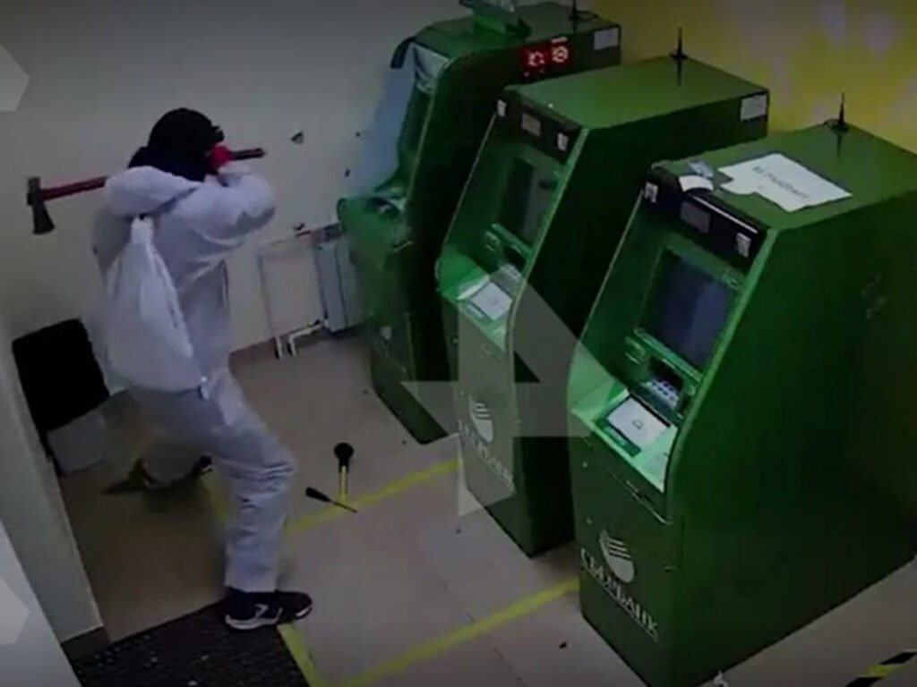 Ищут велосипедистов, напавших с кувалдой на банкомат