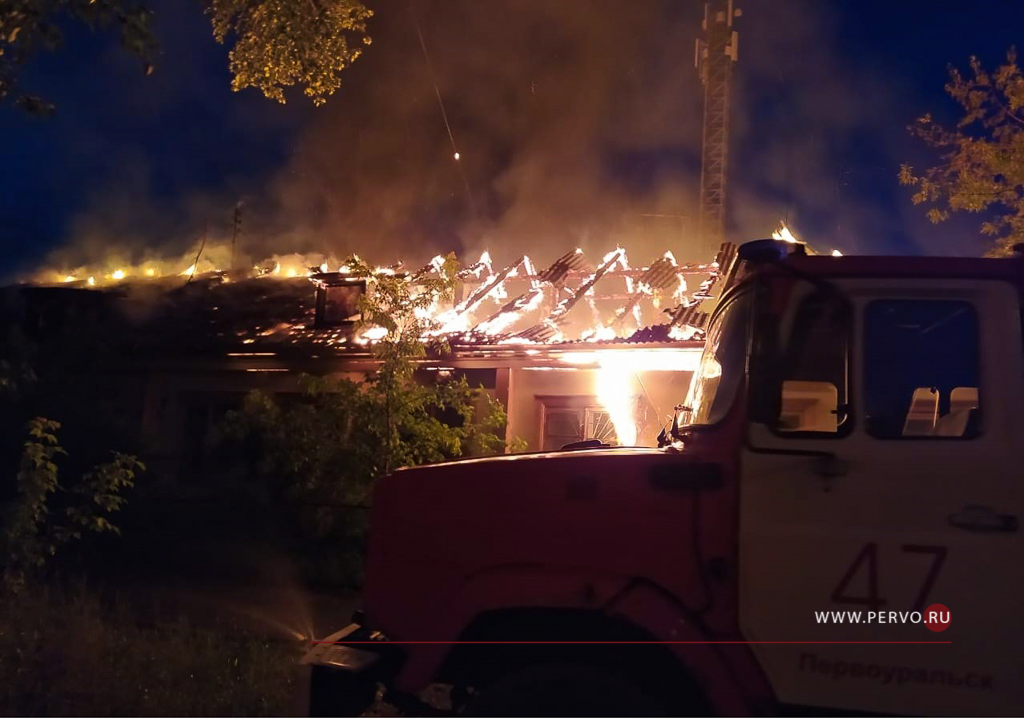В офисном здании в Первоуральске произошел пожар на площади 300 кв. м