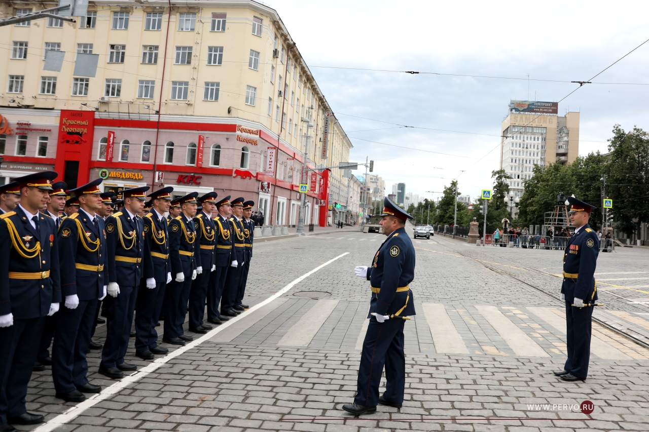 Спецназовцев и конвоиров ГУФСИН наградили за участие в юбилейном Параде Победы