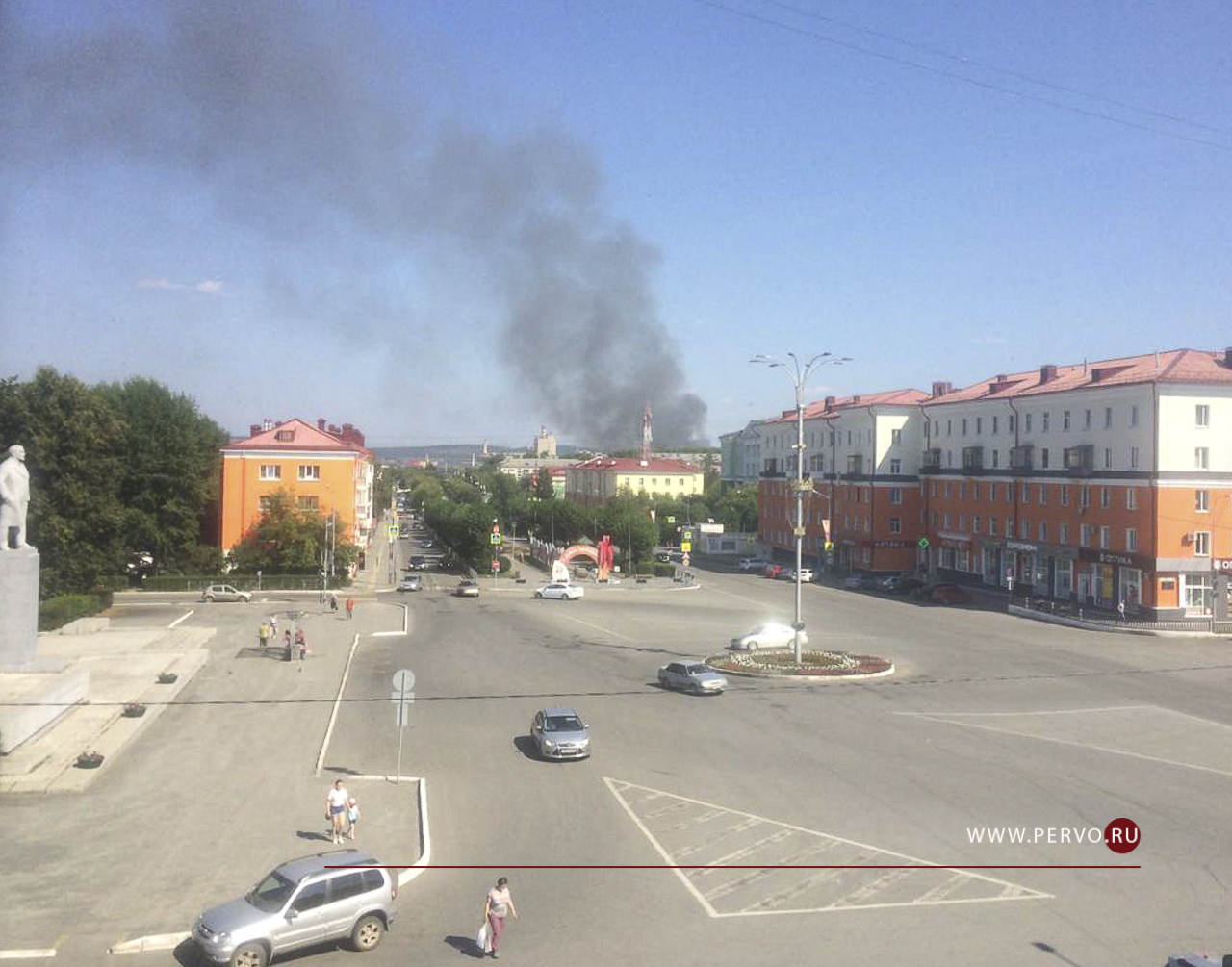 В Первоуральске около хлебокомбината загорелось заброшенное здание. Видео