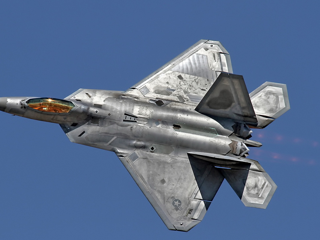Американские F-22 и F-35 защитят «триллионы долларов» от России