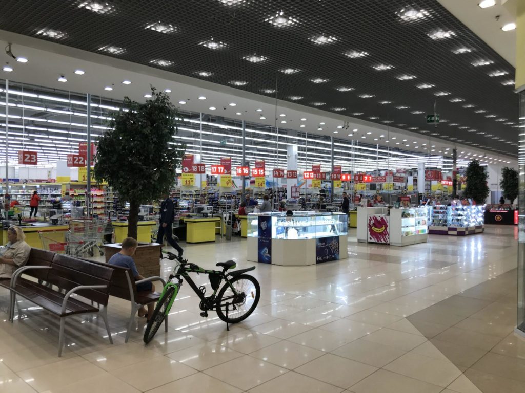 золотое яблоко афимолл. тц золотое яблоко казань. торговый центр первый в новомосковске. первый 2 этаж новомосковск. перекресток интерьер.