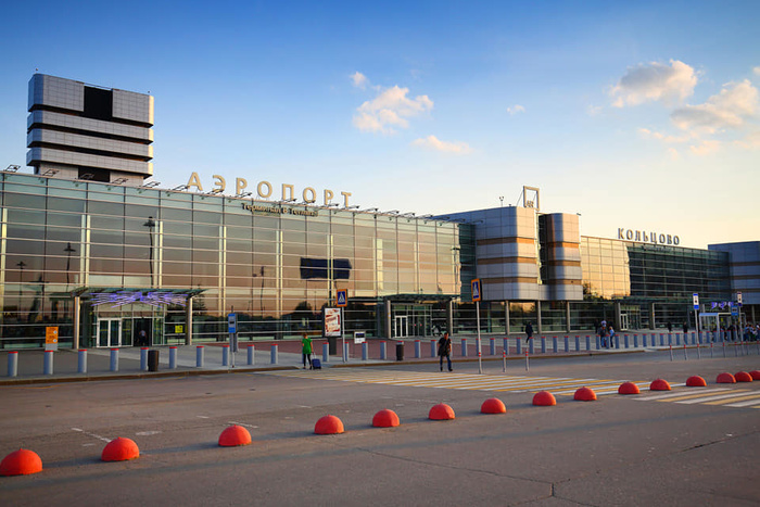В Екатеринбурге пьяный мужчина ударил полицейского в аэропорту