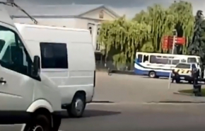 Вооруженный мужчина захватил в Луцке автобус и взял в заложники двадцать пассажиров