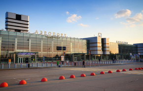 В Екатеринбурге пьяный мужчина ударил полицейского в аэропорту