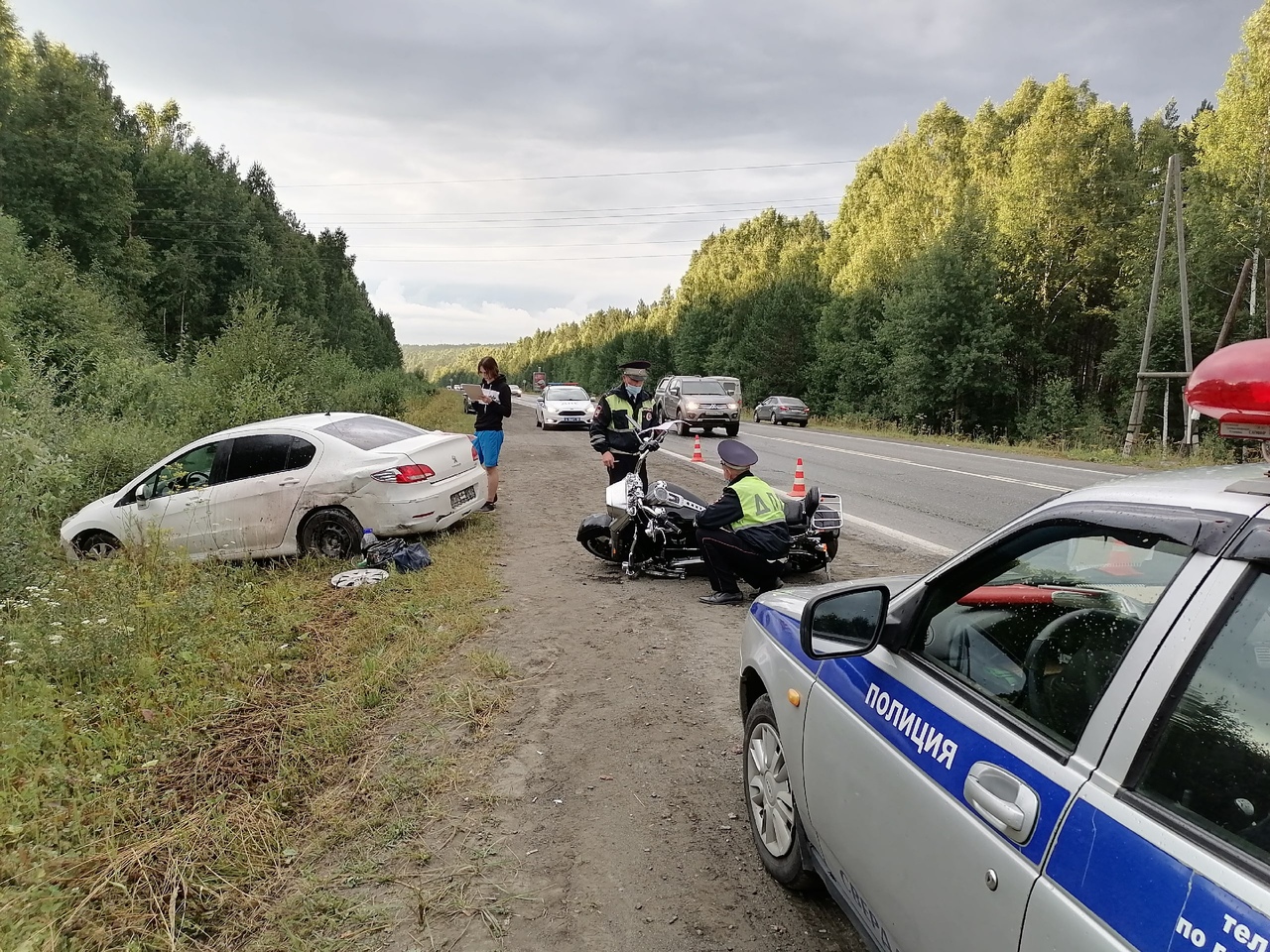 В Первоуральске водитель Peugeot сбил мотоциклиста на Harley-Davidson