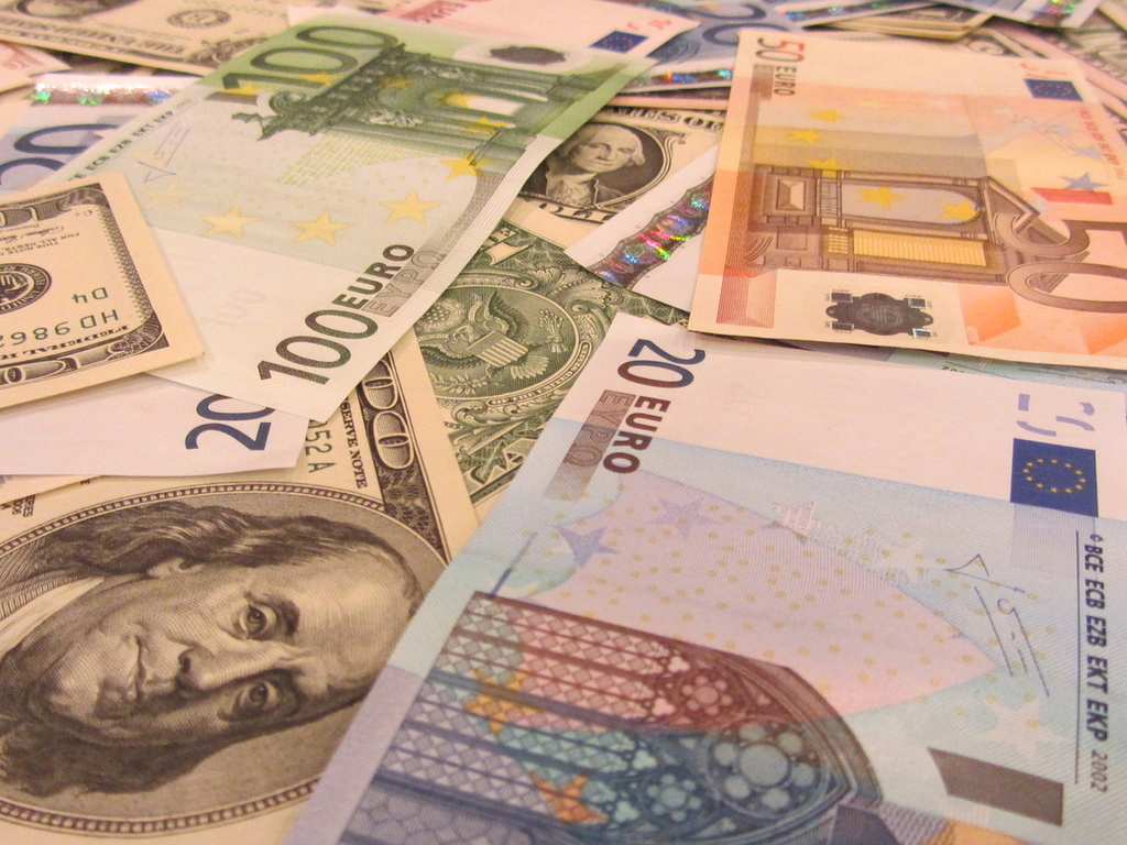 Доллар и евро растут по отношению к рублю