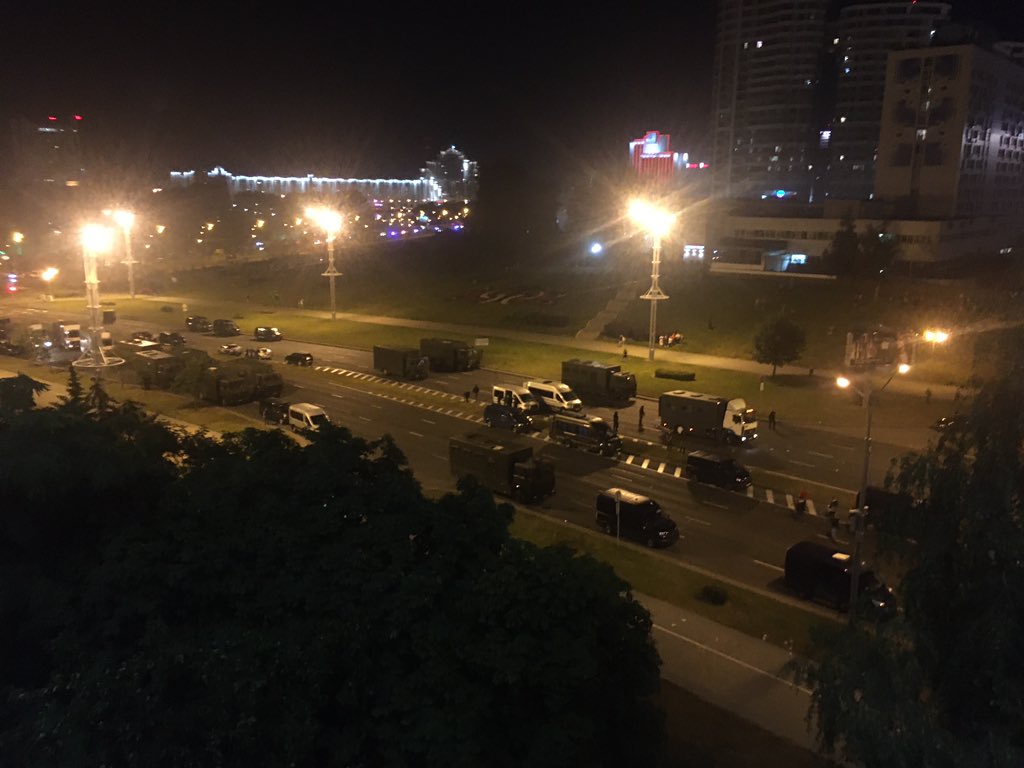 В центре Минска высадили около 20 грузовиков силовиков