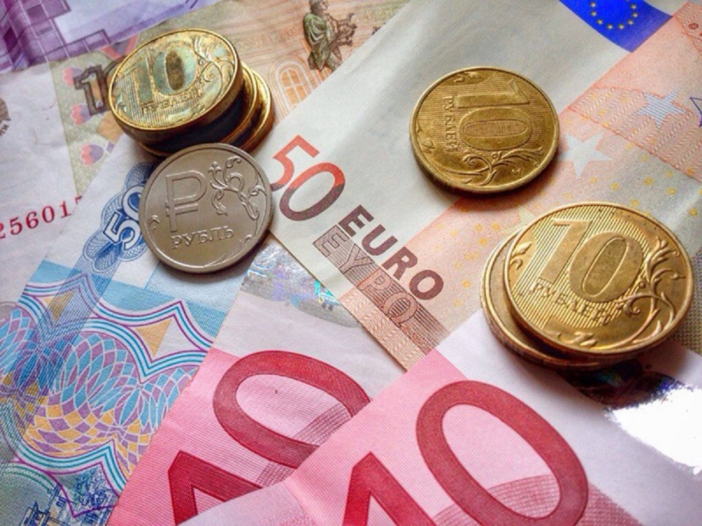 Официальный курс евро вырос до 85,96 рубля