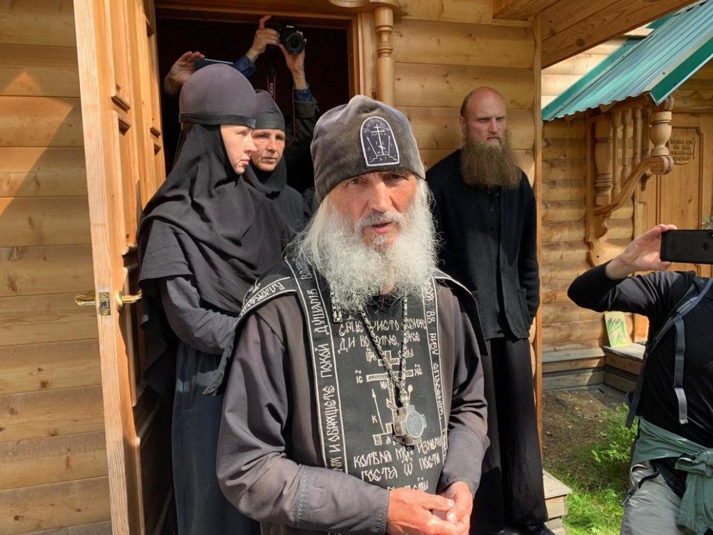 Участников служений схимонаха Сергия отлучили от Церкви