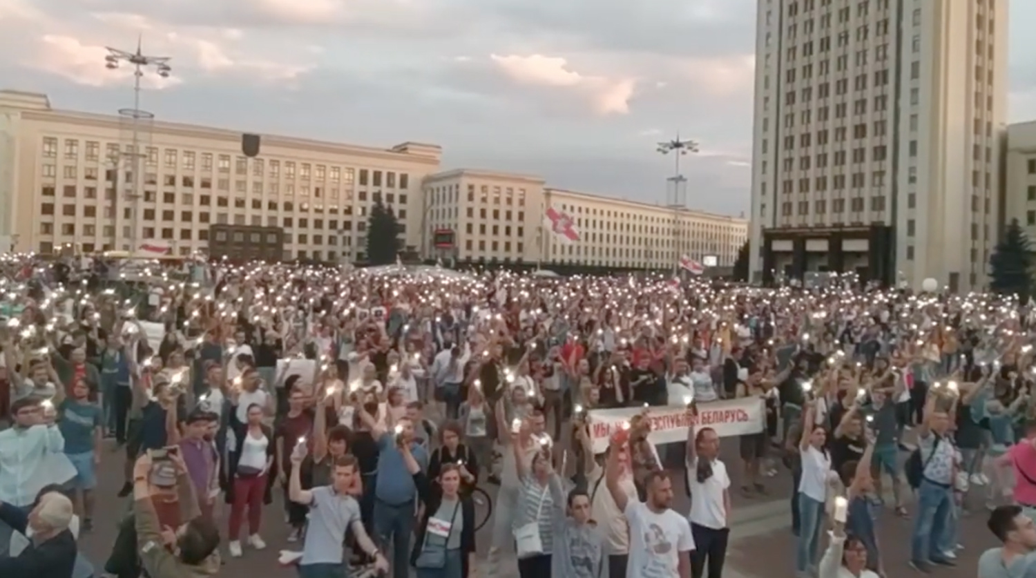 Протестующие зажгли фонарики и стали петь песню Цоя про перемены