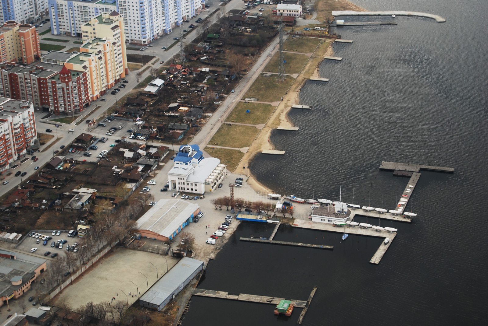 В Екатеринбурге приступают к сносу домов на берегу Городского пруда