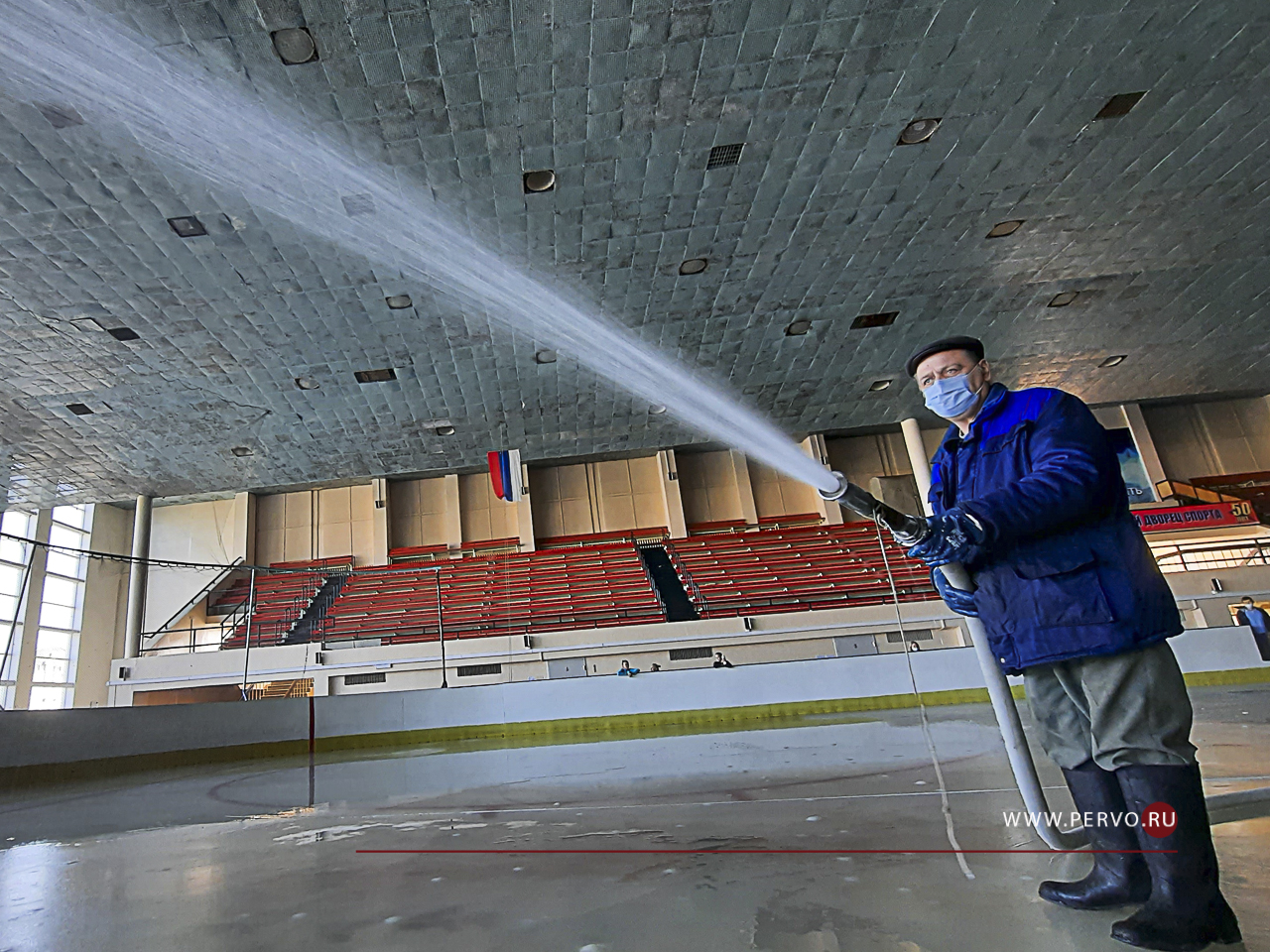 В Ледовом дворце спорта продолжается наморозка льда
