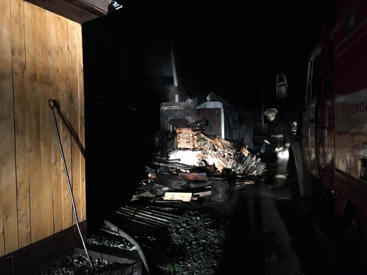 Пожар уничтожил баню и повредил два автомобиля