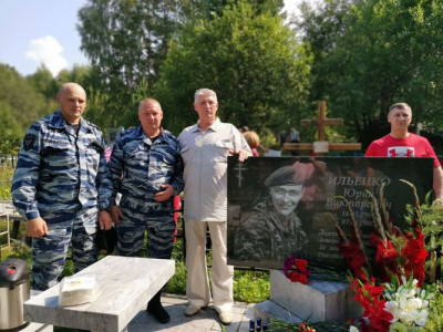 Сотрудники ОМОН почтили память Юрия Ильенко, погибшего при спасении журналистов