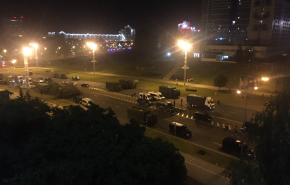 В центре Минска высадили около 20 грузовиков силовиков