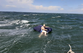 В Сочи двух пьяных мужчин унесло на матрасе в море