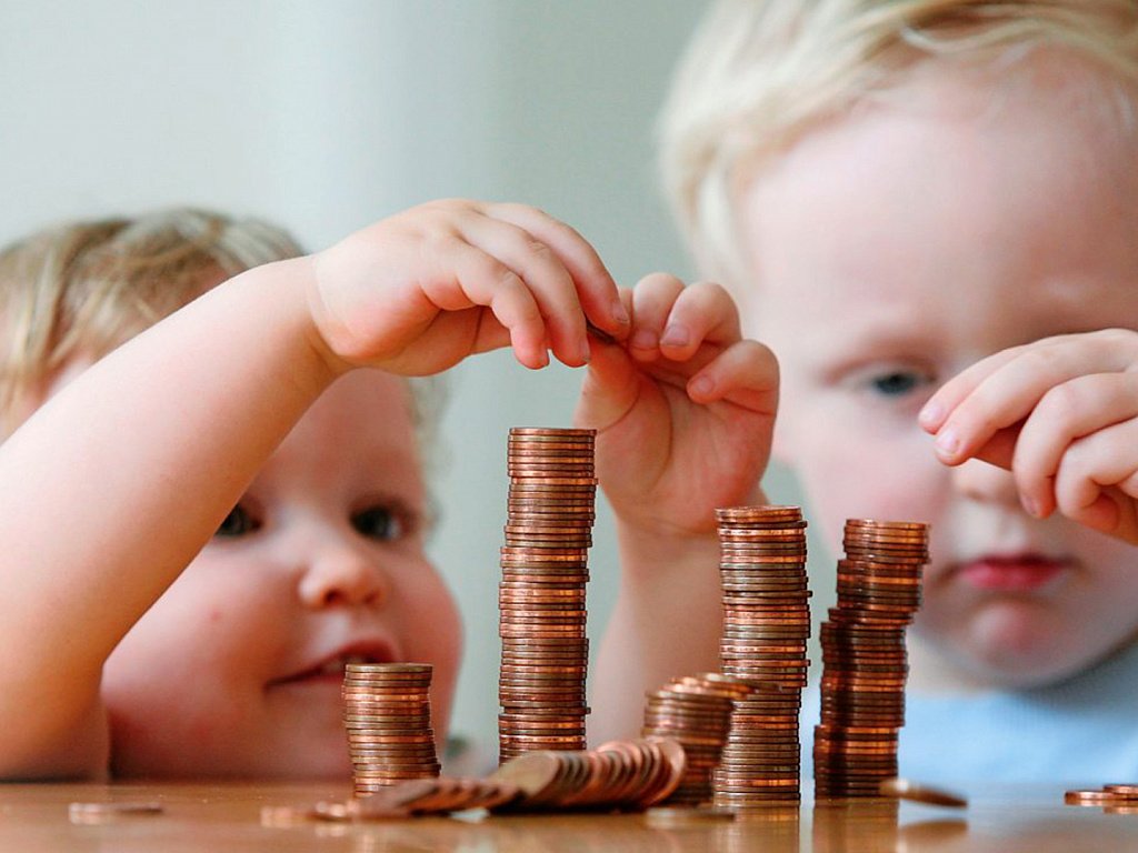 Мишустин выделил 34,3 млрд рублей на детские выплаты