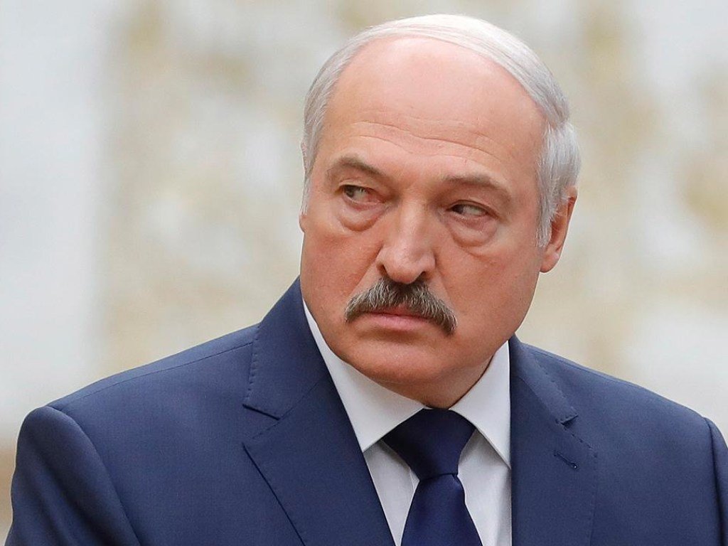 Лукашенко заявил, что не отдаст власть