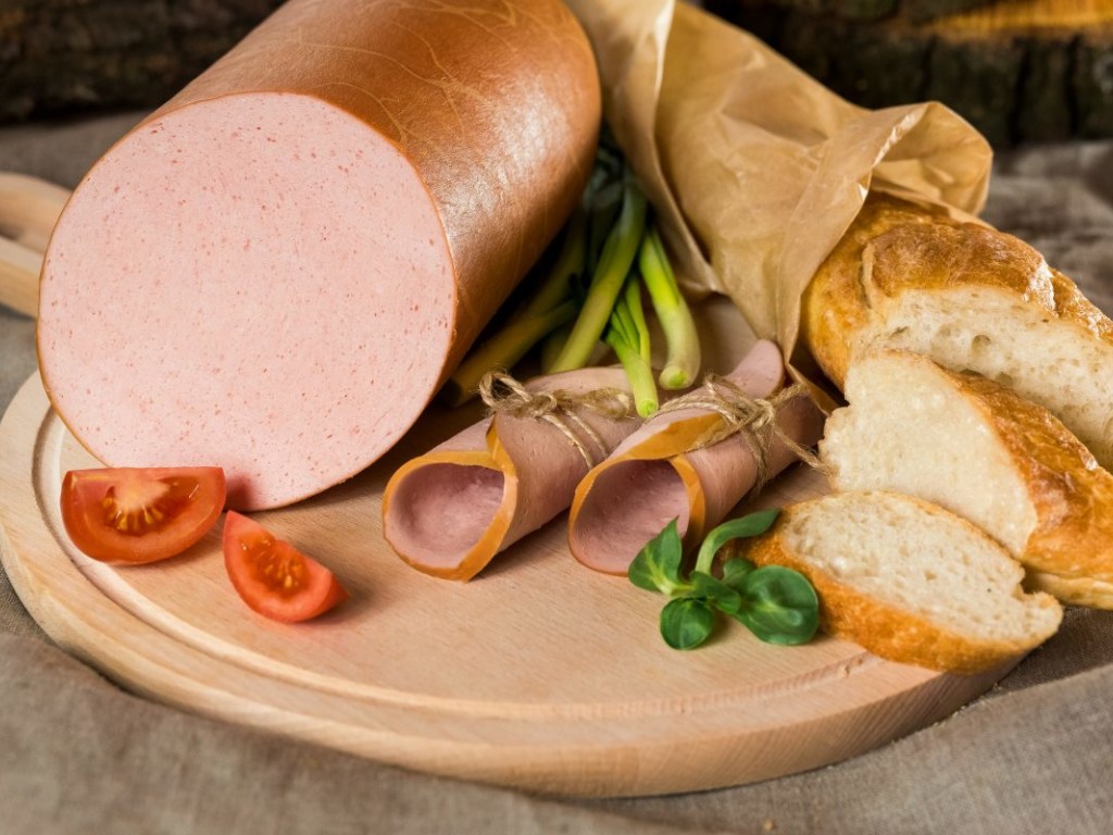 «Любительская» колбаса оказалась опасна для здоровья