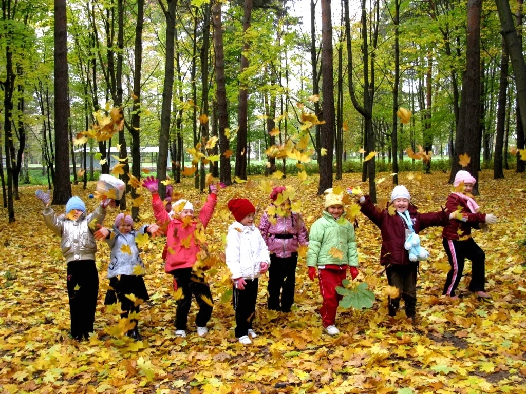 Осенняя фотосессиядл ребенка. Листья раскраска. Ковер из осенних листьев. Форма листопад. Фотосессия в школе.