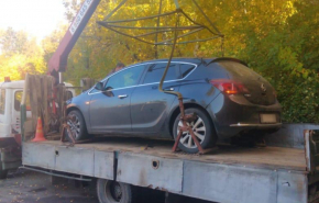 У жителя Новоуральска за долги по ЖКХ арестовали Opel Astr