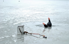 В Свердловской области утонул рыбак, провалившийся под лед