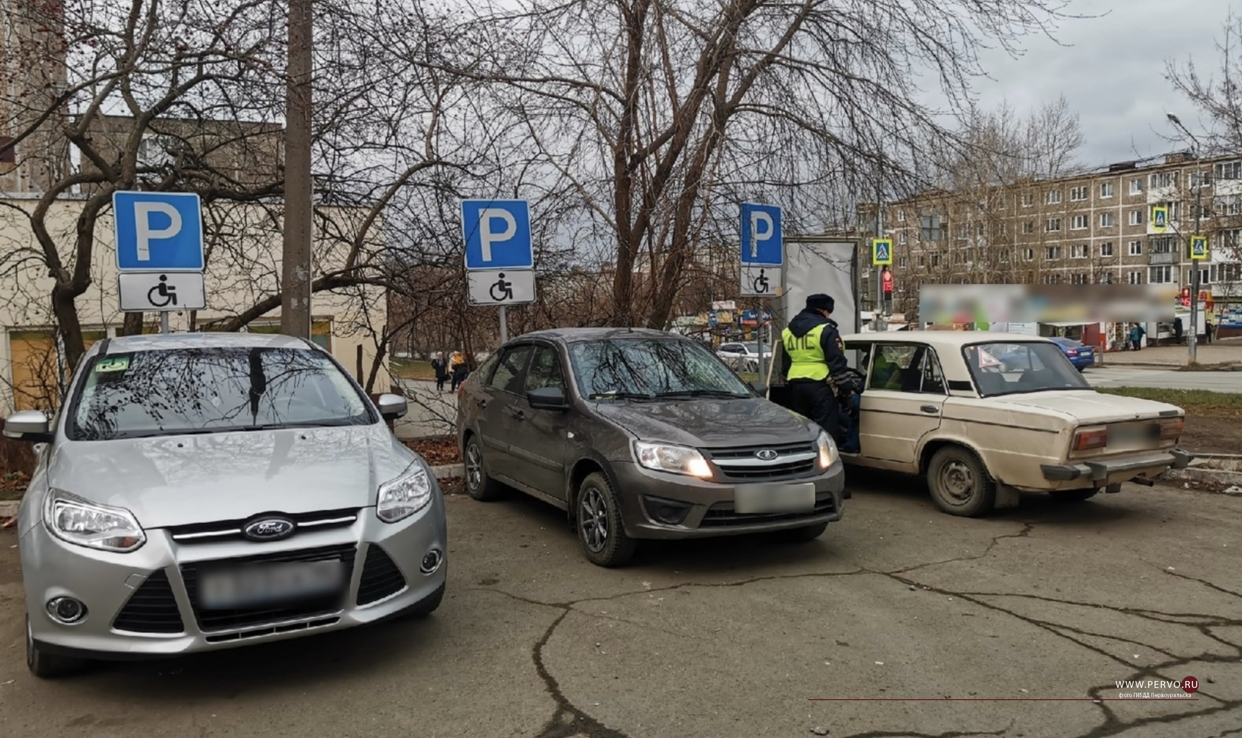 Право на бесплатную парковку подтверждают онлайн