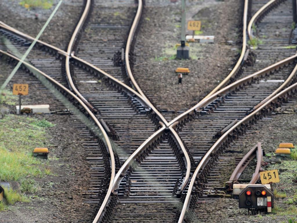 Пытавшегося подорвать железнодорожные пути россиянина осудили на 14 лет