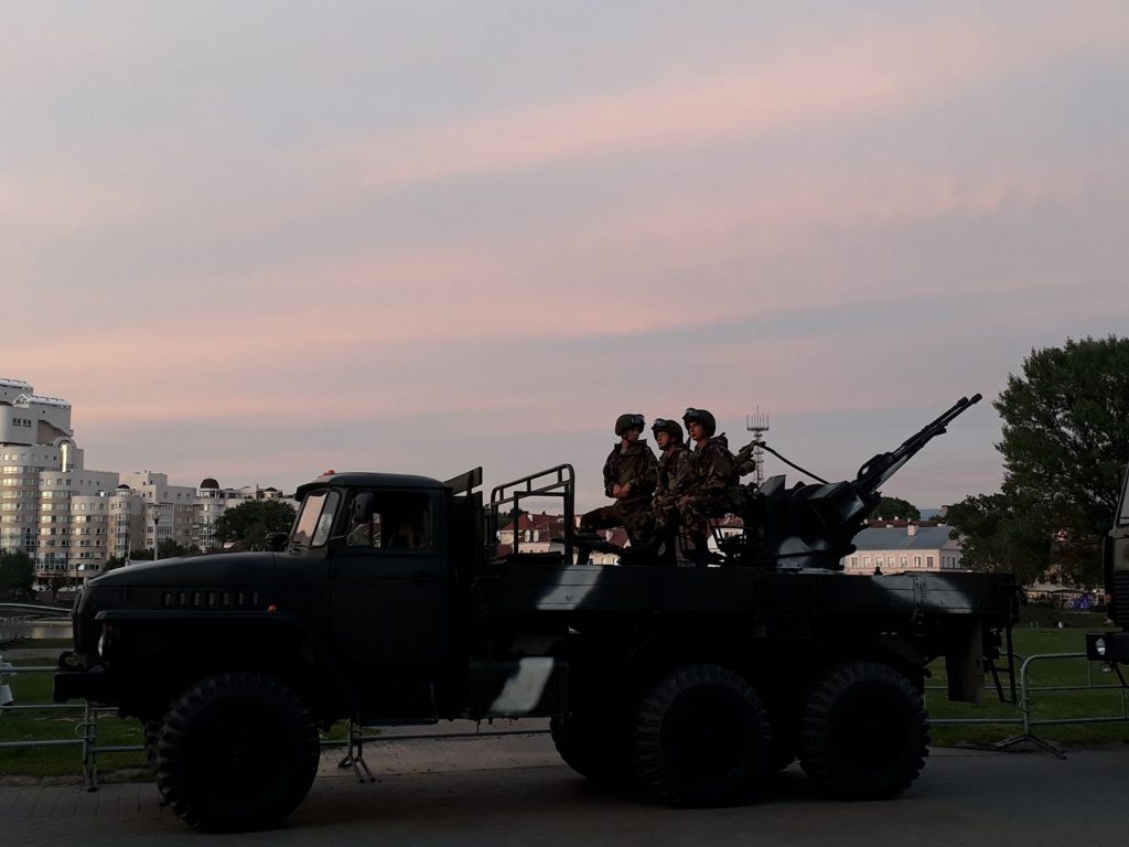 Военная техника выдвигается в центр Минска