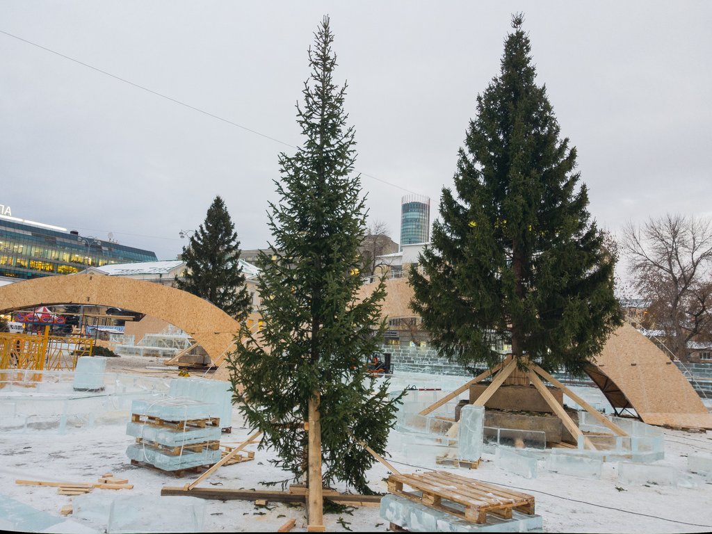 Главную площадь Екатеринбурга закрыли для строительства ледового городка