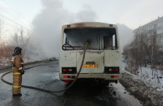 В Первоуральске на полном ходу загорелся автобус