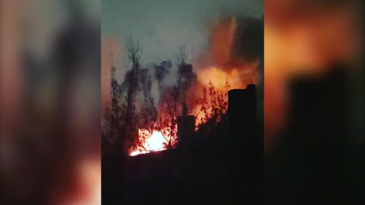 В Химках горят крыши пятиэтажных домов
